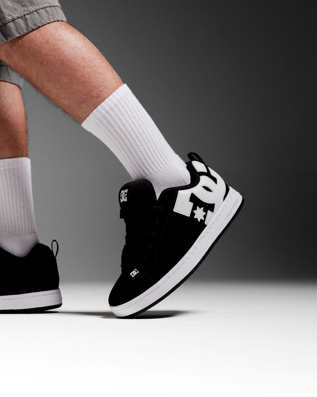 Mens Court Graffik Sneakers